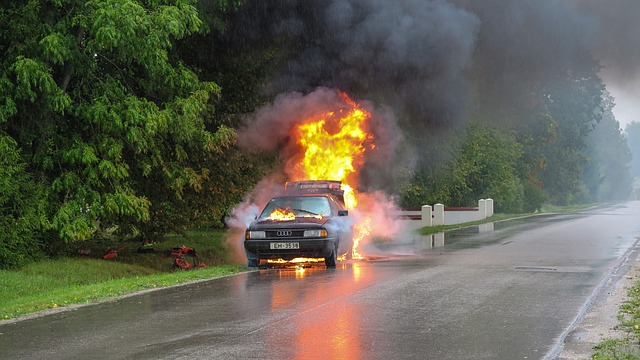hořící havarovaný automobil