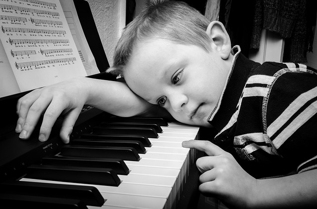 chlapeček s pianem